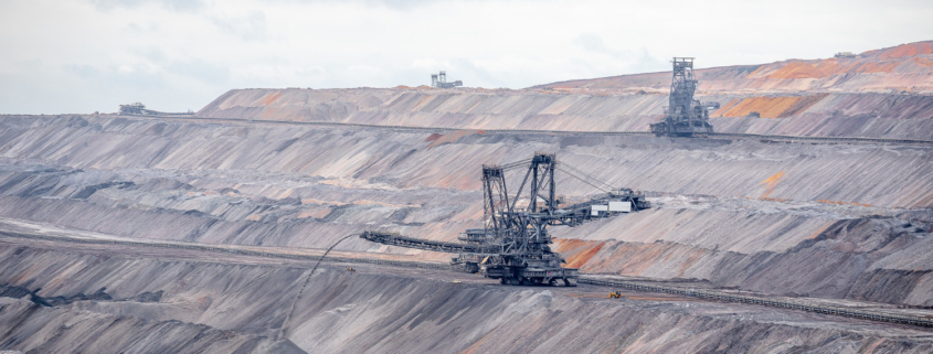 https://br.freepik.com/fotos-gratis/foto-de-grande-angular-de-maquinas-de-escavacao-no-lookout-jackerath-garzweiler-skywalk-na-alemanha_9927047.htm#fromView=search&page=1&position=0&uuid=15b621aa-fba7-4d21-a194-4a0dd91a3653&query=mineradores