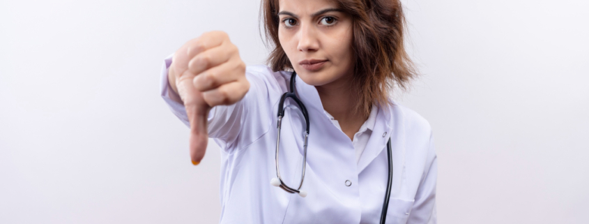 https://br.freepik.com/fotos-gratis/jovem-medica-de-jaleco-branco-com-estetoscopio-olhando-para-a-camera-descontente-mostrando-os-polegares-para-baixo_12018223.htm#fromView=search&page=1&position=48&uuid=866eaca1-0ca0-419b-9a57-64c3dcc74f42&query=negativa+plano+de+sa%C3%BAde
