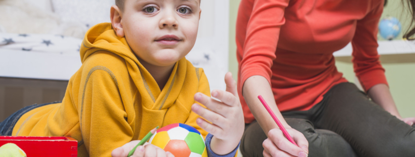 Maiores "Dores" dos Pais de Autistas em Relação aos Planos de Saúde: Negativa ou Limitação de Terapias Multidisciplinares: A principal dor relatada é a dificuldade em obter cobertura para todas as terapias essenciais recomendadas para o desenvolvimento de crianças com TEA, como ABA, fonoaudiologia, terapia ocupacional e psicoterapia. Os planos frequentemente tentam limitar o número de sessões ou oferecem serviços fragmentados e insuficientes, impactando diretamente o progresso da criança. Cancelamentos Unilaterais de Contratos: Houve um aumento significativo no cancelamento de planos de saúde de pessoas com autismo, alegando prejuízo por parte das operadoras. Essa prática gera grande insegurança e descontinuidade nos tratamentos, sendo uma das maiores angústias para as famílias. Cobranças Abusivas de Coparticipação: Planos de saúde têm utilizado a coparticipação de forma excessiva, tornando o tratamento contínuo financeiramente inviável para muitas famílias. A justiça tem reconhecido essa prática como abusiva quando impede o acesso a tratamentos essenciais. Burocracia e Demora nas Autorizações: A lentidão e a complexidade dos processos de autorização para terapias e consultas são fontes de grande frustração e atrasam o início ou a continuidade dos cuidados necessários. Substituição de Clínicas Multidisciplinares por Serviços Fragmentados: A prática de planos de saúde substituírem clínicas completas por estabelecimentos que oferecem apenas serviços isolados e insuficientes prejudica a qualidade e a integralidade do atendimento. Falta de Padronização na Cobertura: A ausência de normas claras e padronizadas por parte da Agência Nacional de Saúde Suplementar (ANS) em relação à cobertura de terapias e suas cargas horárias gera insegurança jurídica e dificuldades na garantia dos direitos. Judicialização da Saúde: A necessidade de recorrer à justiça para garantir direitos de acesso a tratamentos evidencia a falha do sistema e causa desgaste emocional e financeiro para as famílias. Falta de Transparência e Informação: A dificuldade em obter informações claras sobre as coberturas, as redes credenciadas e os processos internos dos planos de saúde dificulta a vida dos pais. Serviços de Saúde Mais Buscados por Pais de Autistas em 2025 para Resolver Essas "Dores": Apoio Jurídico e Advocacia: A busca por advogados especializados em direito da saúde e associações de defesa dos direitos das pessoas com autismo tem sido alta para contestar negativas, cancelamentos e cobranças abusivas dos planos de saúde. Informação e Orientações sobre Direitos: Pais buscam ativamente informações sobre as leis que garantem os direitos das pessoas com TEA na saúde, tanto no Sistema Único de Saúde (SUS) quanto nos planos privados. Clínicas e Profissionais Multidisciplinares: A procura por clínicas que ofereçam equipes completas com terapeutas ABA, fonoaudiólogos, terapeutas ocupacionais e psicólogos é constante, visando um tratamento integral. Serviços de Mediação e Resolução de Conflitos: Em busca de alternativas à judicialização, alguns pais podem procurar serviços de mediação para tentar resolver impasses com os planos de saúde de forma mais rápida. Grupos de Apoio e Troca de Experiências: Embora não seja um serviço de saúde direto, a participação em grupos de apoio de pais de autistas é fundamental para trocar informações, obter apoio emocional e compartilhar estratégias para lidar com os desafios, incluindo os relacionados aos planos de saúde. Serviços de Saúde Pública Especializados: Apesar das dificuldades de acesso, muitos pais buscam os serviços oferecidos pelo SUS, como centros de reabilitação e ambulatórios especializados em TEA. Teleconsultas e Serviços Online: A busca por serviços de saúde online, como teleconsultas com especialistas, pode aumentar como forma de facilitar o acesso a orientações e acompanhamento, especialmente em locais com poucos profissionais especializados. É importante ressaltar que a busca por esses serviços reflete a luta dos pais por garantir o direito à saúde e ao desenvolvimento de seus filhos com autismo diante das dificuldades impostas pelos planos de saúde. A judicialização crescente e as discussões sobre a regulamentação da cobertura para o TEA demonstram a urgência em encontrar soluções mais eficazes e justas para essas famílias.