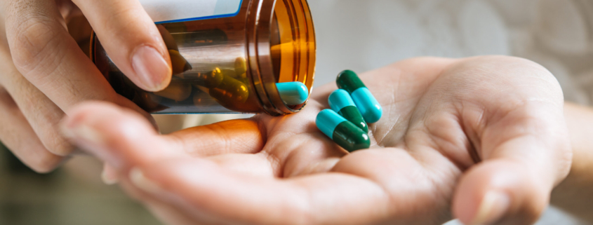 7. Medicamentos para Doenças Degenerativas (ex: alguns para Alzheimer ou Esclerose Múltipla em estágios específicos ou com novas drogas): Podem enfrentar barreiras de custo ou inclusão recente (ou ausência) no Rol. 8. Anticorpos Monoclonais para diversas condições (não apenas câncer): Pelo alto custo e especificidade. 9. Medicamentos para Terapia Genética ou Terapias Avançadas: Devido ao custo extremamente elevado e à complexidade da incorporação dessas tecnologias. 10. Canabidiol (CBD) e outros derivados da Cannabis Medicinal: Apesar dos avanços na regulamentação, a cobertura por planos de saúde ainda é um grande desafio e frequentemente negada, resultando em judicialização.