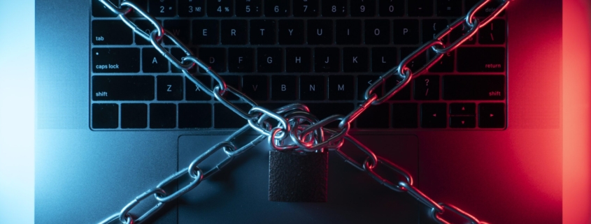https://br.freepik.com/fotos-gratis/feche-o-laptop-com-cadeado-e-corrente_18492315.htm#fromView=search&page=1&position=0&uuid=8046733b-f387-428b-8454-af314c373a39&query=golpe+virutal
