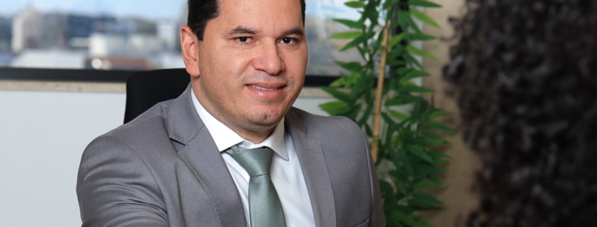 Entenda como ficou a tributação de aposentadorias e pensões recebidas do Brasil por residentes no exterior após decisão do STF (Tema 1174) e atualização da Receita. Veja o papel de tratados de bitributação, acordos previdenciários e um roteiro prático de organização.